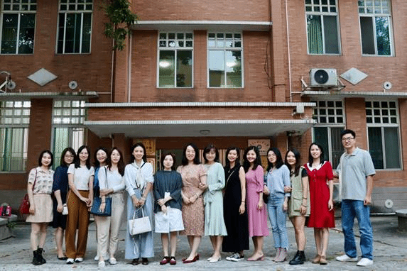 一群人站在建筑前描述已自动生成 一群人站在建筑前描述已自动生成