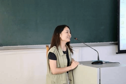 图片包含 人, 女人, 室内, 站描述已自动生成 图片包含 人, 女人, 室内, 站描述已自动生成