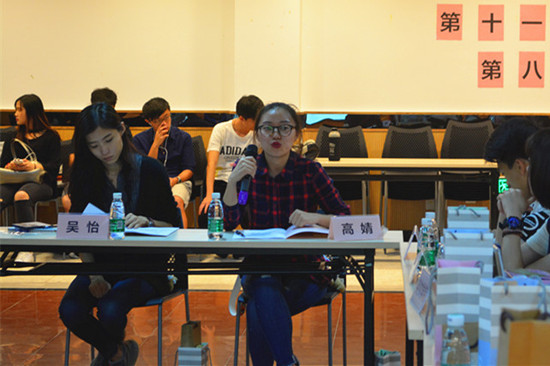 校学生会主席高婧发言